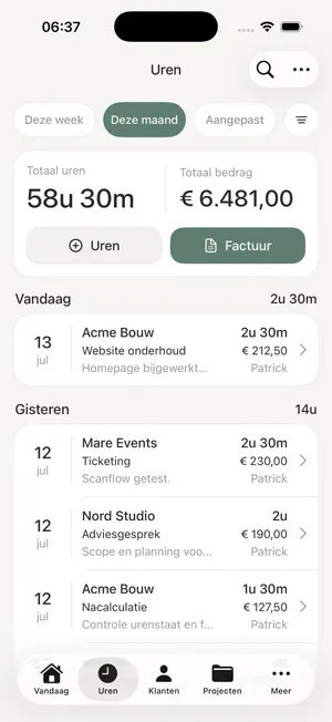 Urenoverzicht per maand in de Uurwerk urenregistratie app, met totaal uren en totaal bedrag